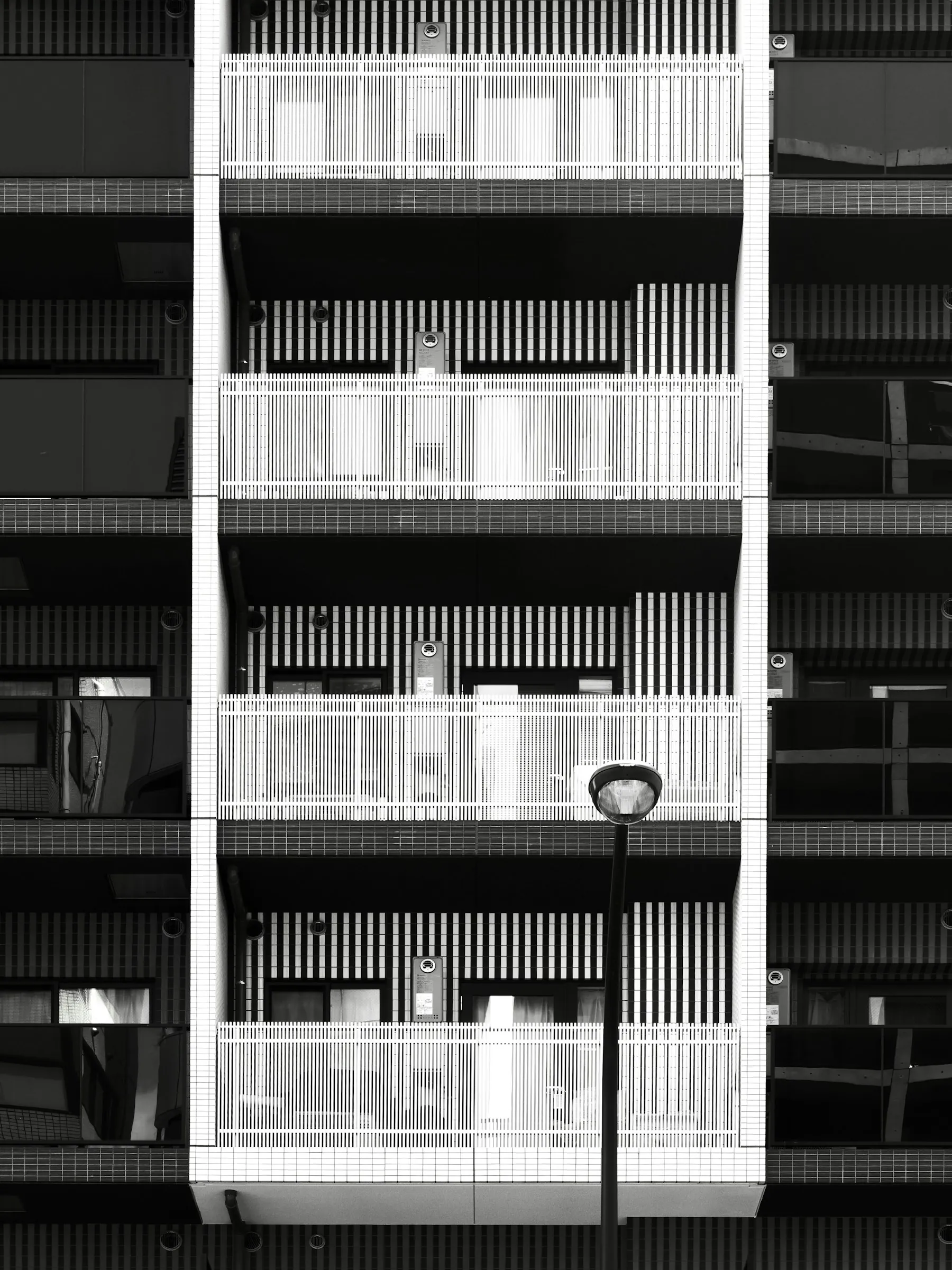 Fachada de un edificio residencial con balcones y galerías repetidas