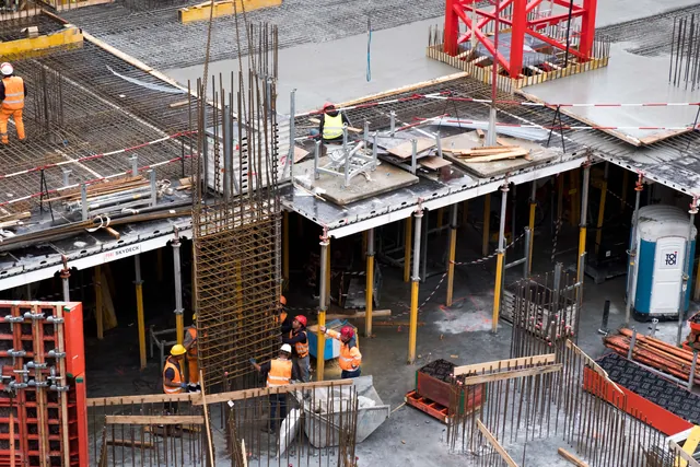 Estructura, armaduras y equipos de trabajo durante la construcción de un edificio