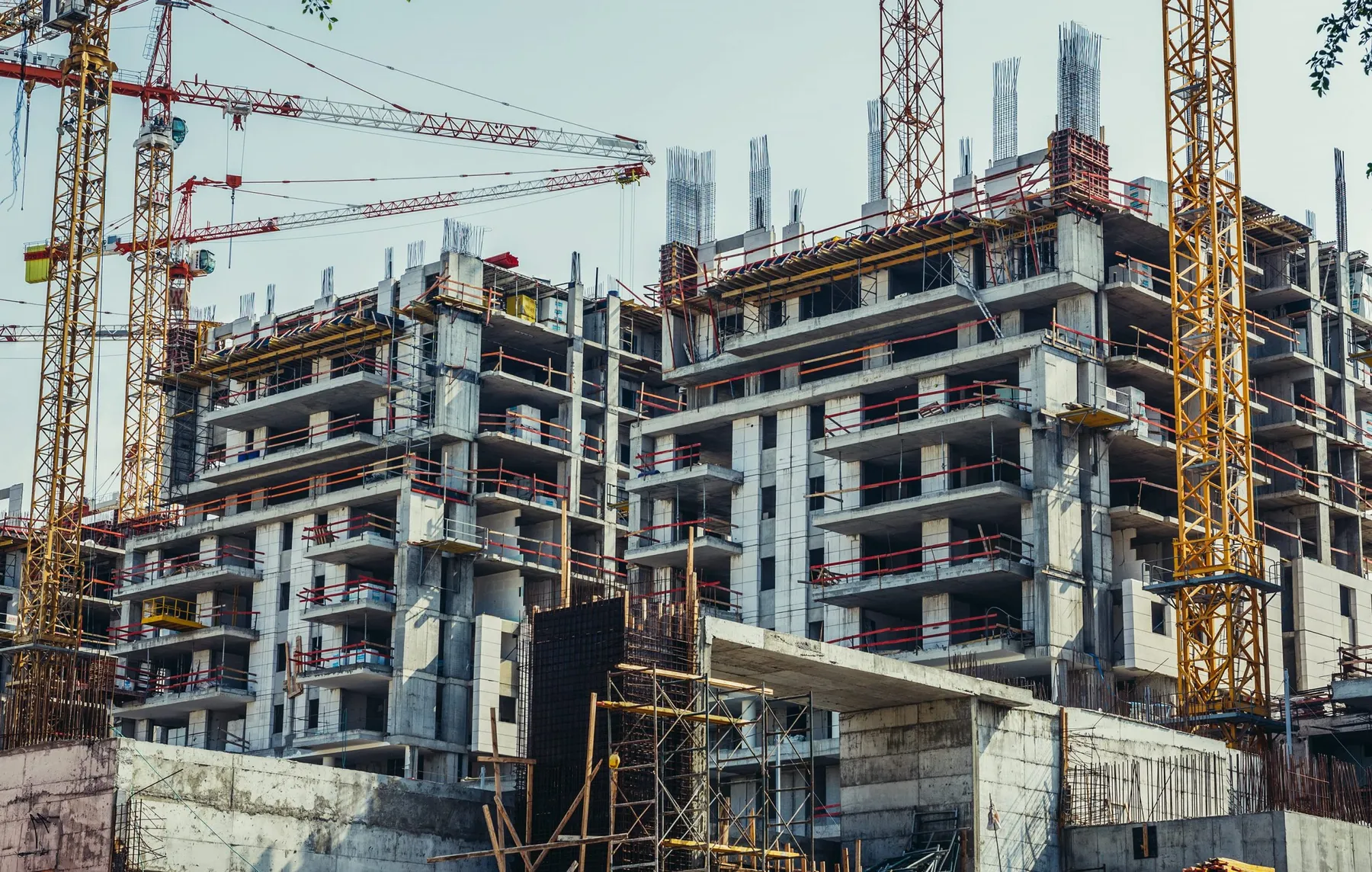 Estructura de un edificio de varias plantas en construcción con grúas