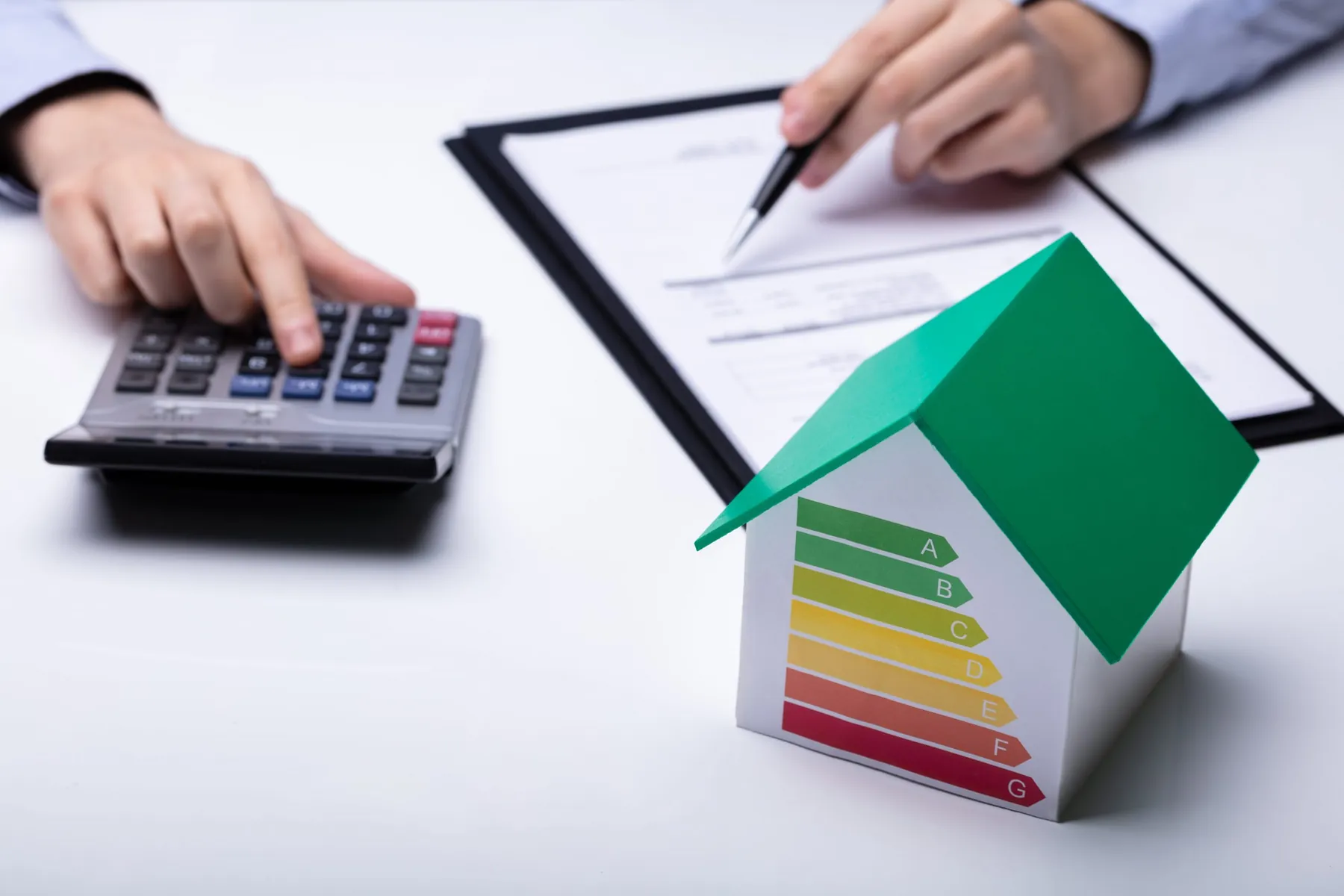 Documentación, calculadora y maqueta de vivienda con escala de eficiencia energética