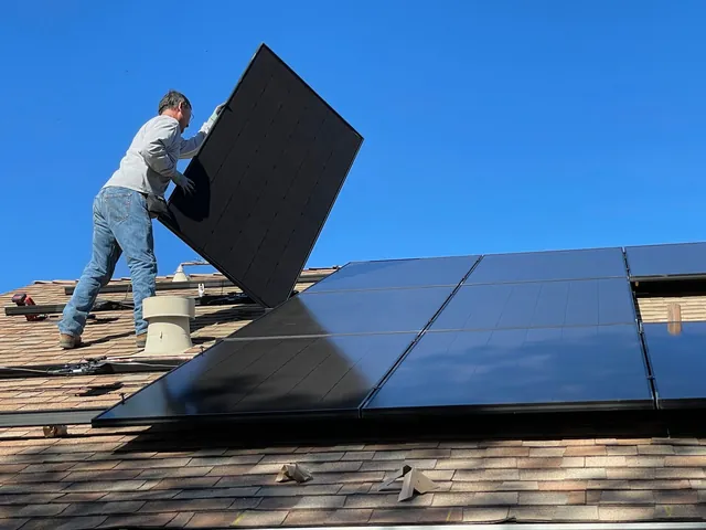 Instalación de un panel fotovoltaico en una cubierta inclinada