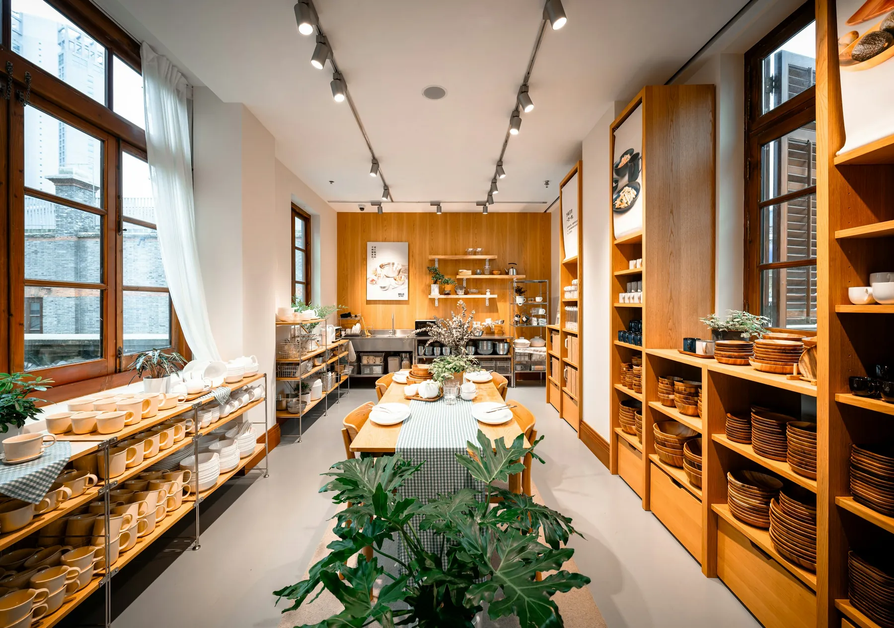 Espacio comercial con expositores de madera y productos de menaje