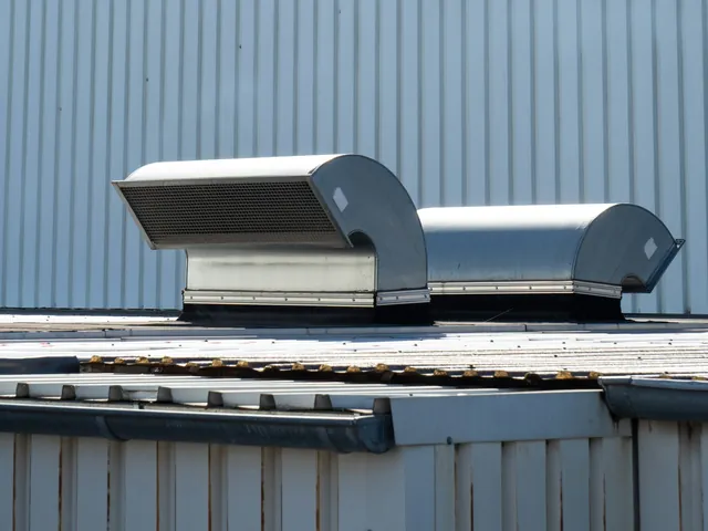Equipos de ventilación instalados sobre la cubierta de un edificio
