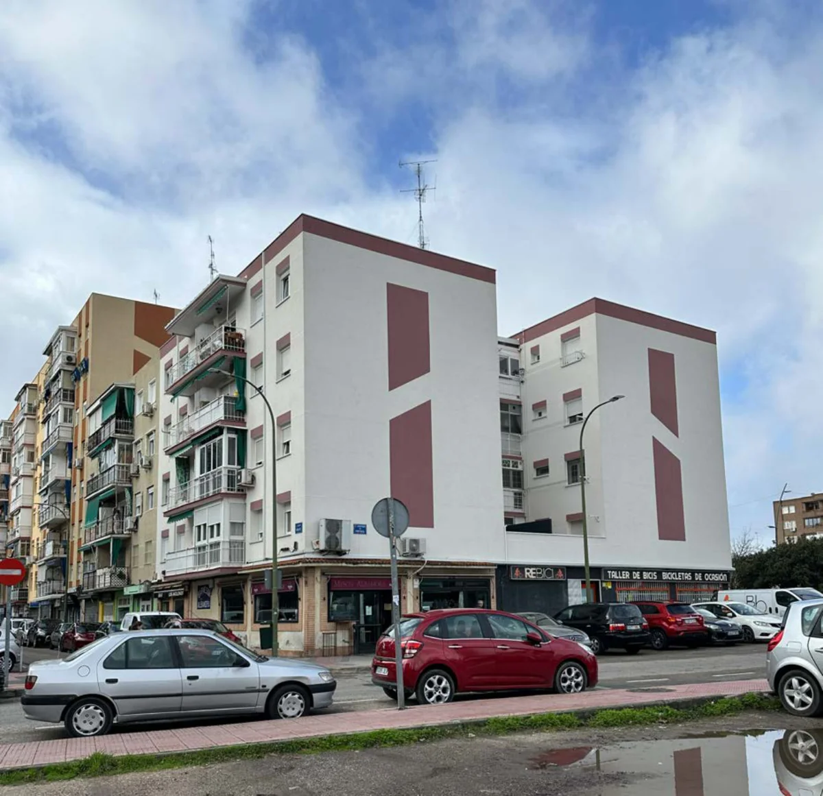 Fachada rehabilitada: Avenida de Portugal 1 · Móstoles