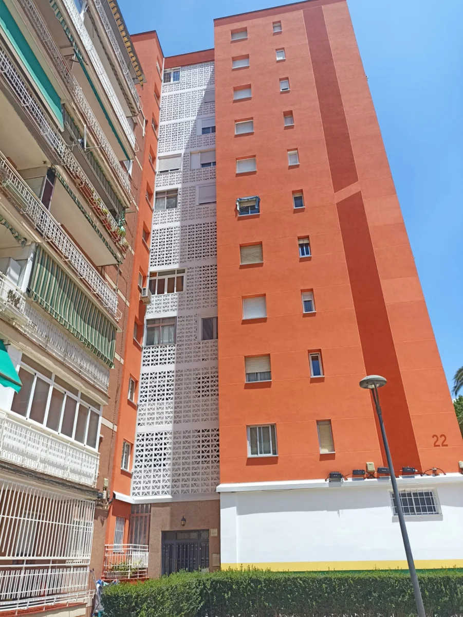 Fachada rehabilitada: Pintor Murillo 22 · Móstoles