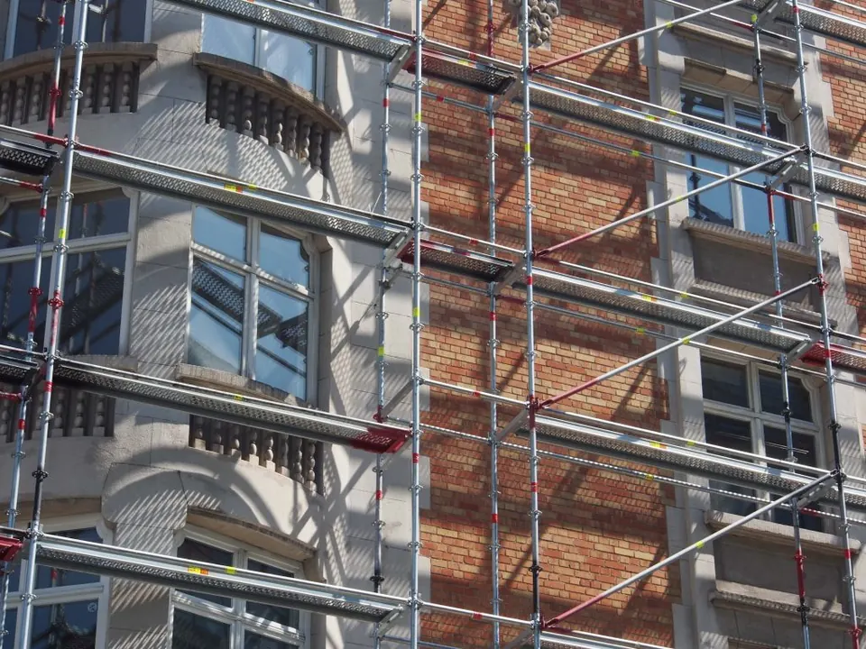 Fachada de un edificio con andamios durante una obra de rehabilitación